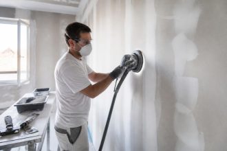 découvrez le prix moyen au m2 pour le ponçage du placo et établissez un budget plâtrerie précis pour vos travaux de rénovation ou construction.